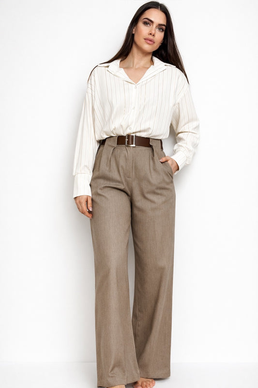 Balti marškiniai su auksinėmis detalėmis